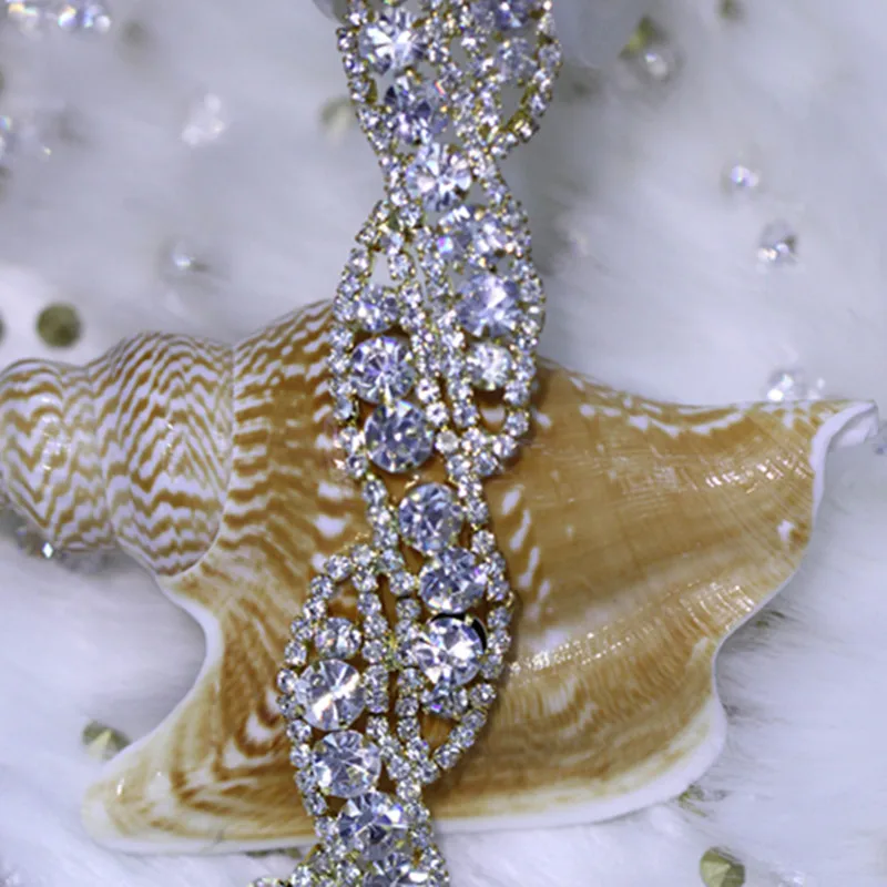 Cusack 1 Yard 2 CM Silver Leaves Crystal Rhinestones Trim Chain Applique Lux Sew on Wedding Dresses
Cusack 1 Yard 2 CM Silver Leaves Crystal Rhinestones Trim Chain Applique Lux Sew on Wedding Dresses