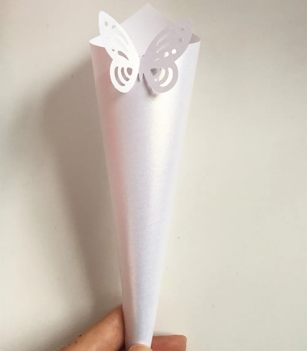 50 White Pearly Butterflies Confetti cones Papers Wedding decorations Do it yourself for the guests sweet holder cone | Дом и сад