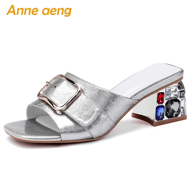 2019 New Summer Genuine Leather Outside Women Slippers High Square Heel Crystal Buckle Fashion Women Shoes Silver Mules Slides
2019 New Summer Genuine Leather Outside Women Slippers High Square Heel Crystal Buckle Fashion Women Shoes Silver Mules Slides