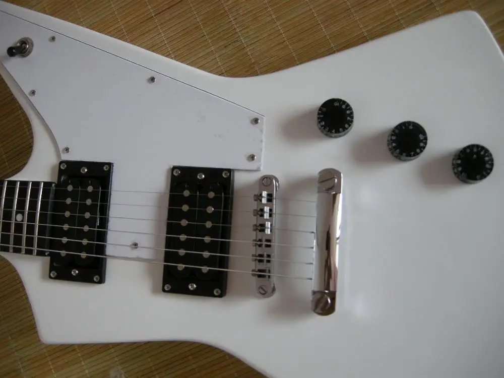 Factory custom shop New Arrival Custom White Electric Guitar Real photo 823
Factory custom shop New Arrival Custom White Electric Guitar Real photo 823