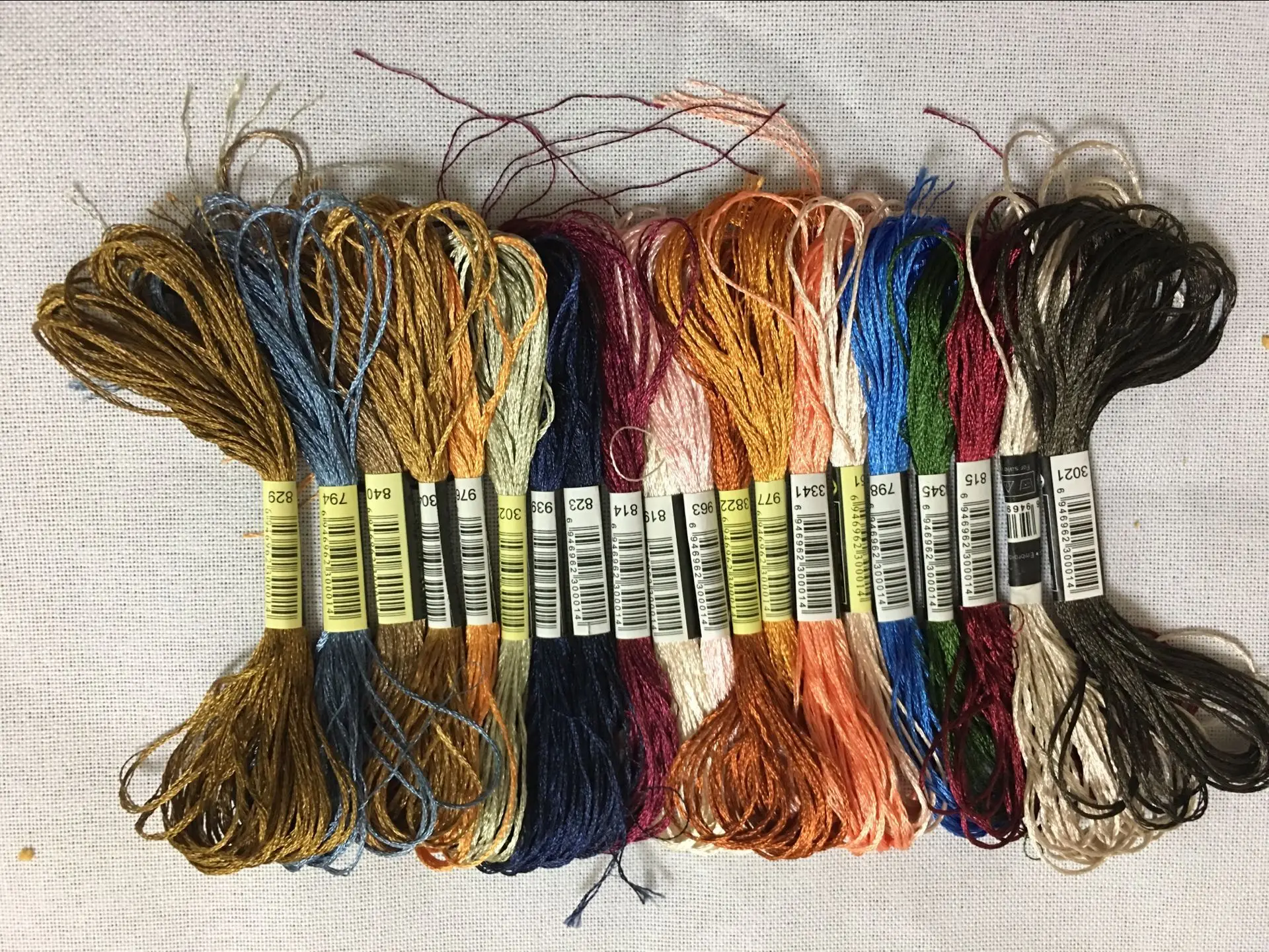 Description Picture 3 of itemRandom colors  30/50/100/500 skeins silk embroidery  embroidery thread Silk Floss Handmade Embroidery cross stitch Threads