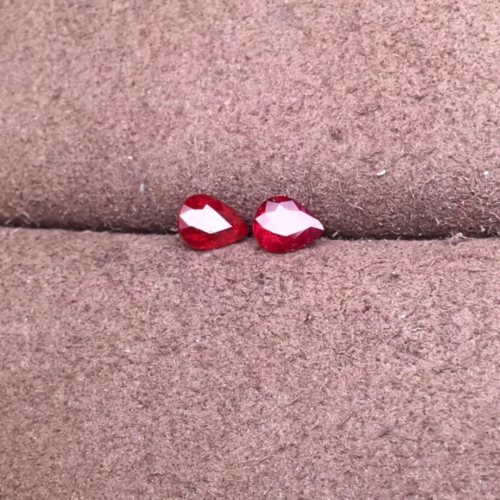 CQT Certificated 0.63ct Unheat Water Drop Cut Shape Faceted Natural Red Ruby Gems Loose Gemstones Rubi Loose Stones
CQT Certificated 0.63ct Unheat Water Drop Cut Shape Faceted Natural Red Ruby Gems Loose Gemstones Rubi Loose Stones