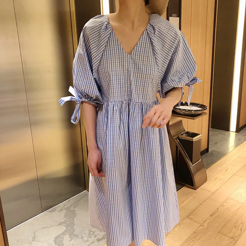 Daily Apparel 2019 Fashion Summer Casual Short Lantern Sleeve V Neck Blue Plaid High Waist A Line Elegant Midi Dress for Women
Daily Apparel 2019 Fashion Summer Casual Short Lantern Sleeve V Neck Blue Plaid High Waist A Line Elegant Midi Dress for Women