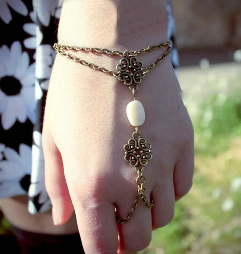 New Multi Chain Vintage Flower Tassel Bangle Slave Finger Chain Hand Harness Bracelets & Bangles For Women Christmas Gift
New Multi Chain Vintage Flower Tassel Bangle Slave Finger Chain Hand Harness Bracelets & Bangles For Women Christmas Gift