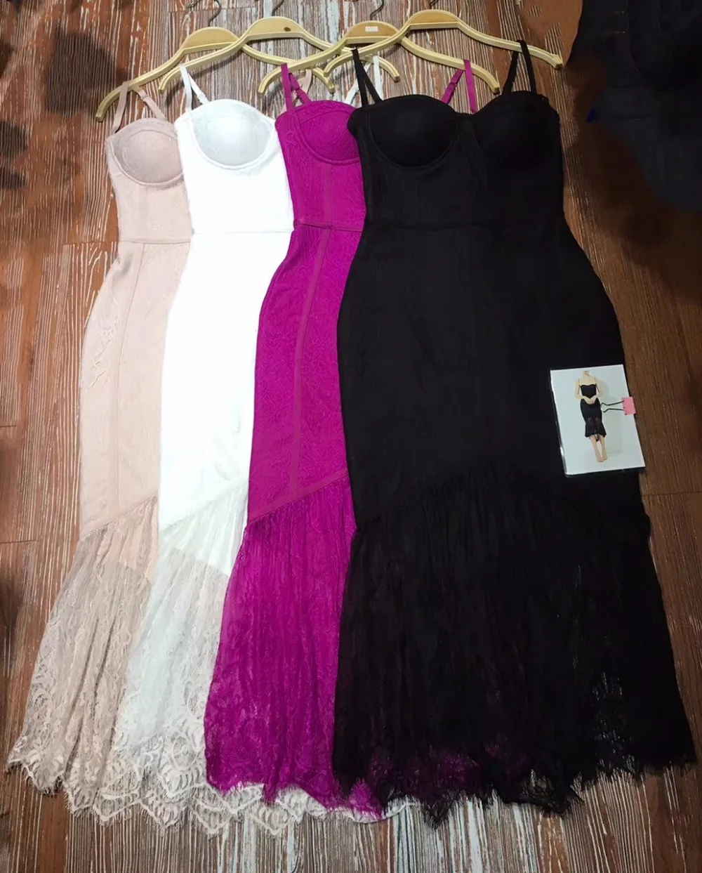 2017 New Elegant Fashion Lace Embellished Spaghetti Strap Celebrity Women Wholesale Party Knee Length Bandage Dress
2017 New Elegant Fashion Lace Embellished Spaghetti Strap Celebrity Women Wholesale Party Knee Length Bandage Dress