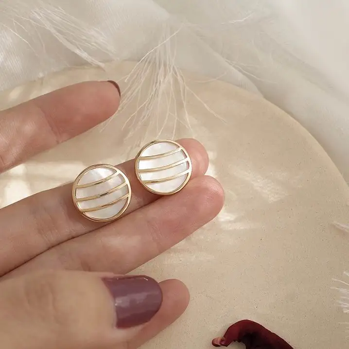 2019 New Simple Round Stud Earrings For Women Wave Design Natural Beige Shell Acrylic Temperament Pendientes Femme Jewelry Gifts
2019 New Simple Round Stud Earrings For Women Wave Design Natural Beige Shell Acrylic Temperament Pendientes Femme Jewelry Gifts