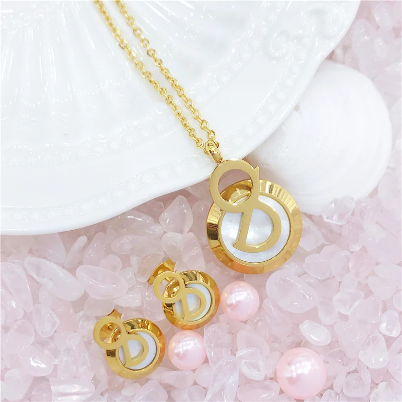 High Quality Spain Brand Stainless Steel Natural Shell Round Pendants Jewelry Letter necklace Earings sets For Women Party Gift
High Quality Spain Brand Stainless Steel Natural Shell Round Pendants Jewelry Letter necklace Earings sets For Women Party Gift