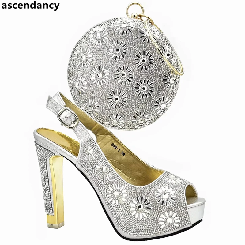Latest Design Ladies Italian Shoes and Bag Set Decorated with Rhinestone Shoes and Bags To Match Nigerian Women Wedding Shoes
Latest Design Ladies Italian Shoes and Bag Set Decorated with Rhinestone Shoes and Bags To Match Nigerian Women Wedding Shoes
