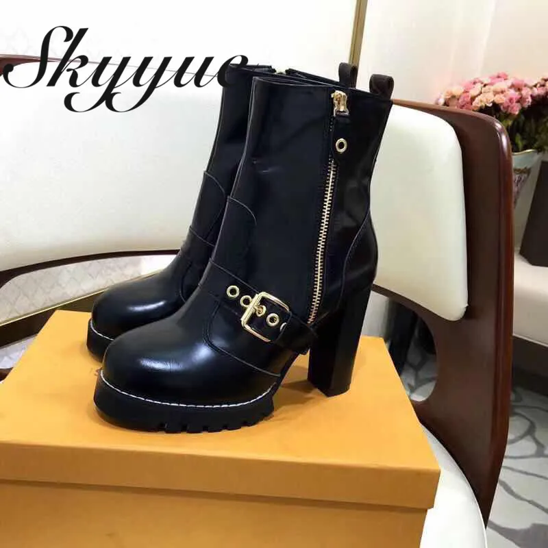 SKYYUE New Genuine Leather Sexy Platform Chunky Heel Women Boots Round Toe Zip Side Metal Buckle Strap Women Cool Boots Shoes
SKYYUE New Genuine Leather Sexy Platform Chunky Heel Women Boots Round Toe Zip Side Metal Buckle Strap Women Cool Boots Shoes
