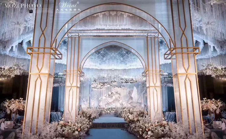 New wedding props tieyi zhongxing gongyue road lead life screen background display pieces wedding film arch.
New wedding props tieyi zhongxing gongyue road lead life screen background display pieces wedding film arch.