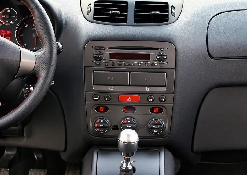 Alfa_Romeo-GT_Q2_2007_console