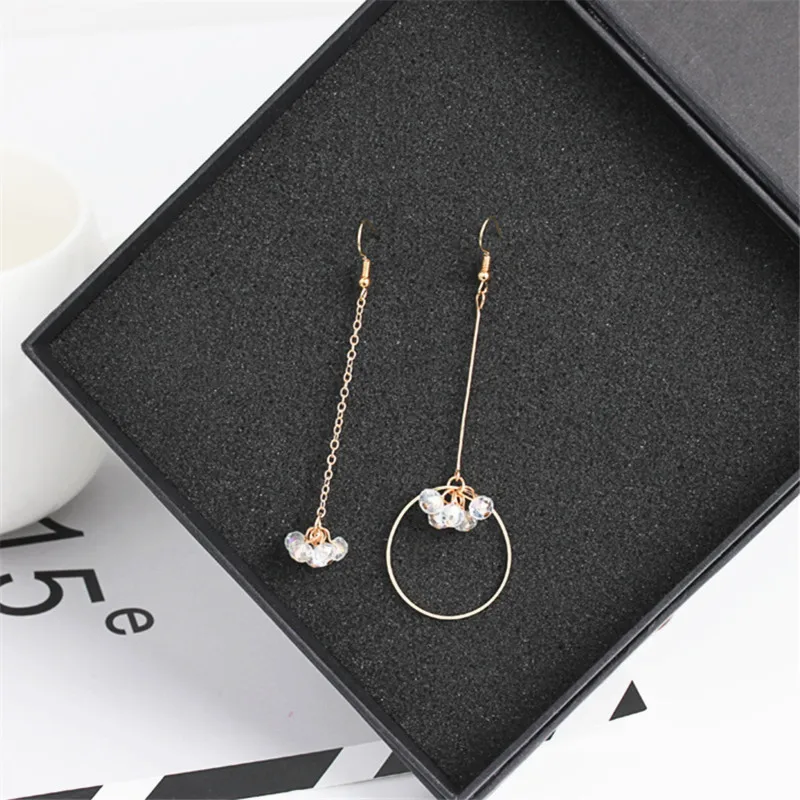 Temperament is asymmetric exaggerated earrings Exquisite fashion The new metal long eardrop flowers
Temperament is asymmetric exaggerated earrings Exquisite fashion The new metal long eardrop flowers