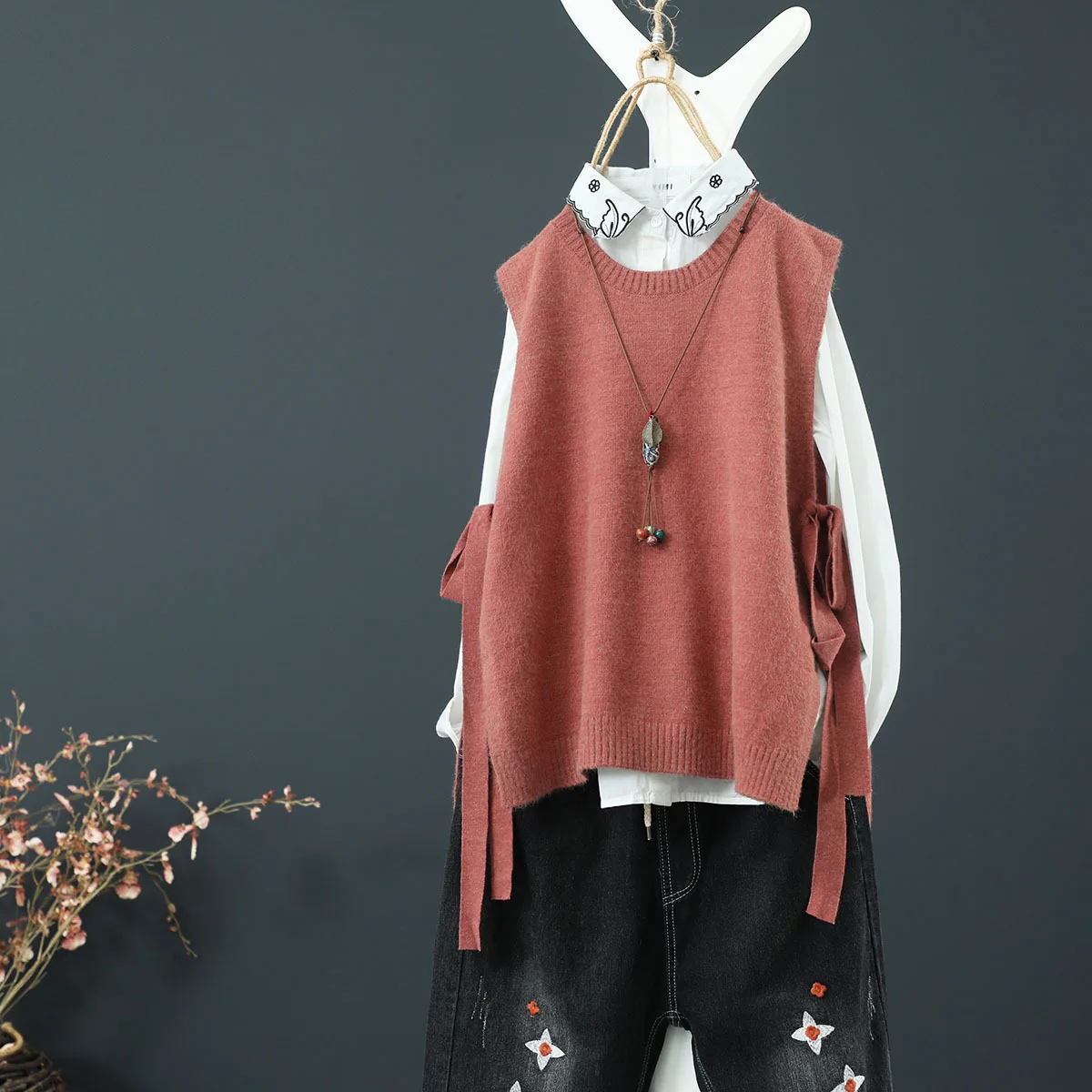 Autumn New Arrival Literary Vest Loose Thin Casual Two Side Straps Tie Personality Women Art Sweater Vest Cotton O Neck Lady Top
Autumn New Arrival Literary Vest Loose Thin Casual Two Side Straps Tie Personality Women Art Sweater Vest Cotton O Neck Lady Top