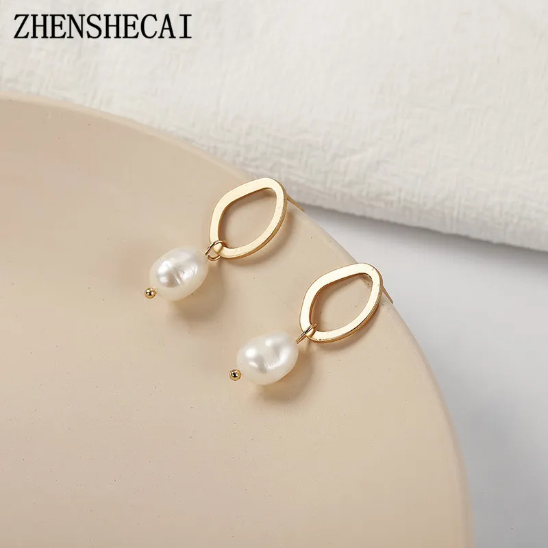 Design Metal earring Gold color Geometric Pearl drop Earrings for Women Girl Gift fashion jewelry wholesale
Design Metal earring Gold color Geometric Pearl drop Earrings for Women Girl Gift fashion jewelry wholesale