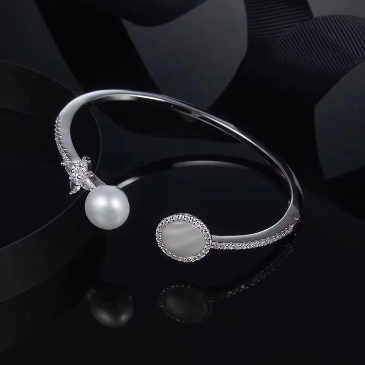 INS-APM Mother's Day Jewelry Gift 925 Silve Mother's Shell Pearl Open Bracelet Fashionable Cold Wind Design Sense
INS-APM Mother's Day Jewelry Gift 925 Silve Mother's Shell Pearl Open Bracelet Fashionable Cold Wind Design Sense