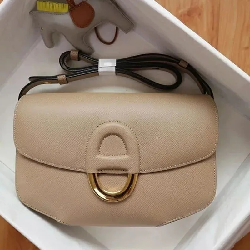 2019 new women's bag Star with the same paragraph Luxury design handbag Pig nose bag Single shoulder slung small square bag
2019 new women's bag Star with the same paragraph Luxury design handbag Pig nose bag Single shoulder slung small square bag