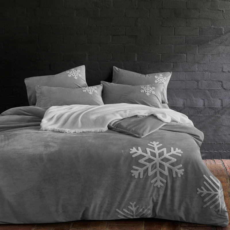 2017 Winter Fleece fabric Bedding Set Snowflake embroidery bedset Queen Bed Linens Duvet Cover Bed Sheet
2017 Winter Fleece fabric Bedding Set Snowflake embroidery bedset Queen Bed Linens Duvet Cover Bed Sheet