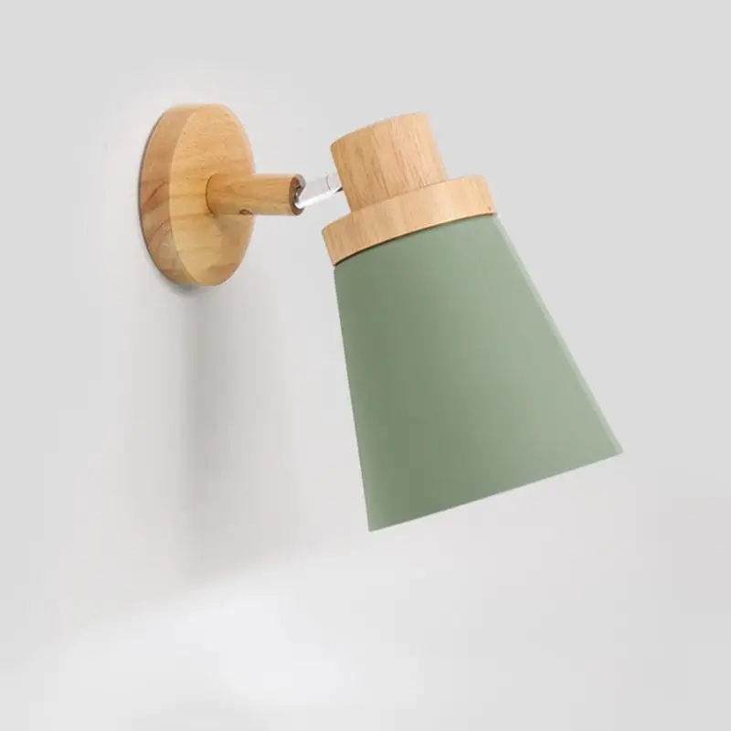 Фото Скандинавский настенный светильник с деревянной основой прикроватный