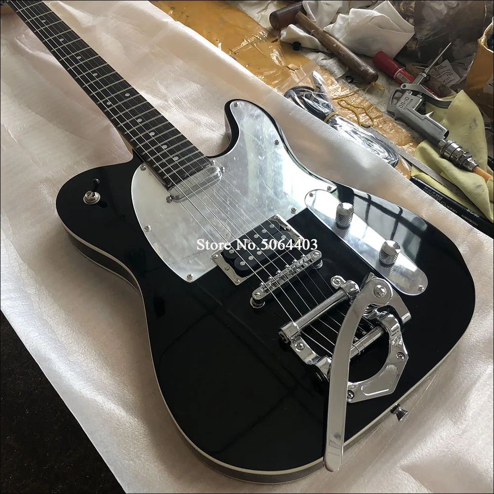 High-quality 6-string electric guitar, black paint, small rocker double shaking vibrato bridge, mirror panel, lock string twist
High-quality 6-string electric guitar, black paint, small rocker double shaking vibrato bridge, mirror panel, lock string twist