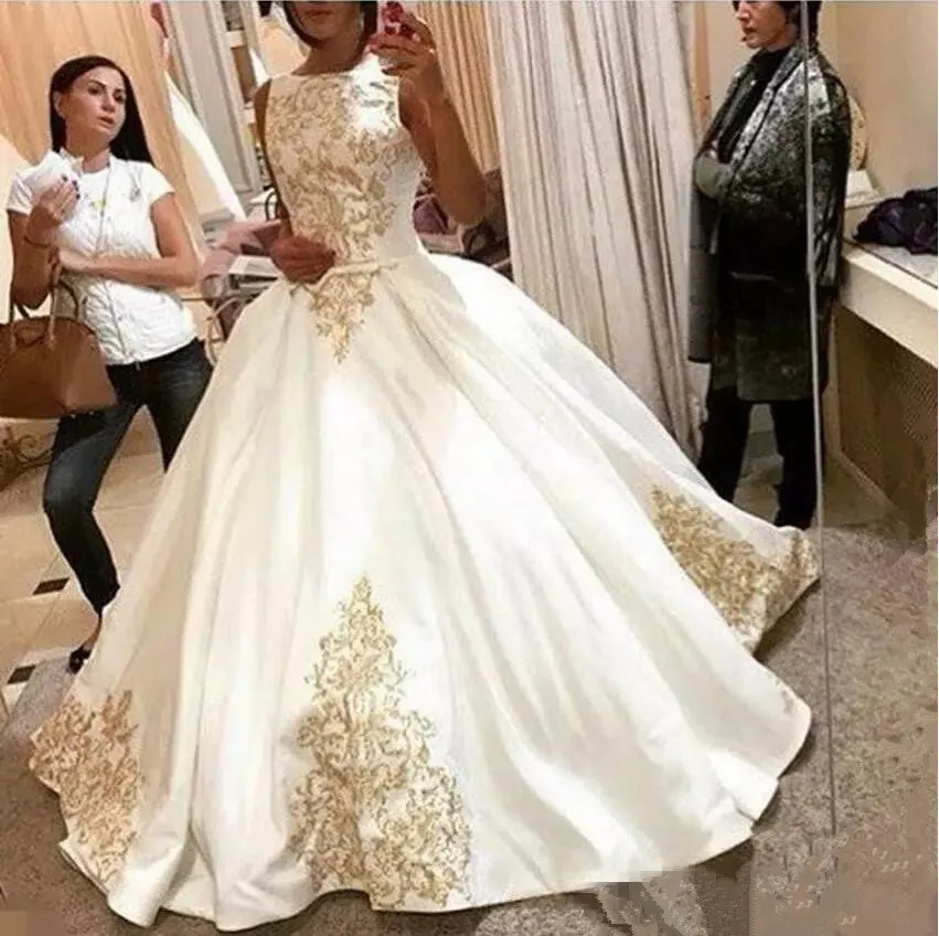 2019 Gold Vintage Appliques Satin Zipper Wedding Dresses Pleats Sweep Train Vintage Bridal Gowns Country Wedding Gowns
2019 Gold Vintage Appliques Satin Zipper Wedding Dresses Pleats Sweep Train Vintage Bridal Gowns Country Wedding Gowns