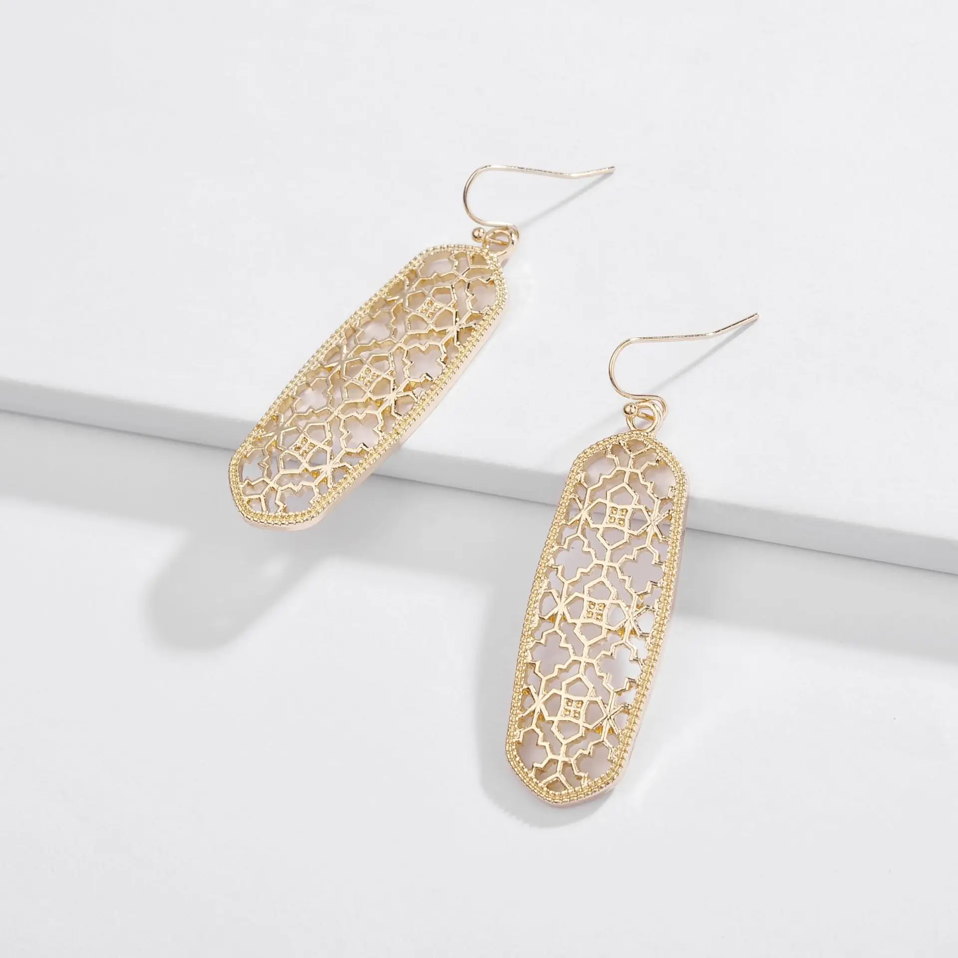 2019 New Arrive Alloy Geometric Rhombus Drop Earrings Hollow Figure Painting Drop Earrings Trendy Fashion for Woman
2019 New Arrive Alloy Geometric Rhombus Drop Earrings Hollow Figure Painting Drop Earrings Trendy Fashion for Woman