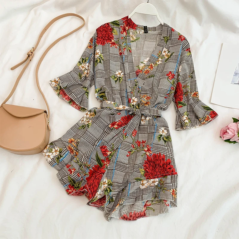 2019 Women Sexy V-Neck Printed Playsuit Paild Retro Jumpsuits Rompers Bell Sleeve Party Female Loose Falbala Jumpsuits Holiday
2019 Women Sexy V-Neck Printed Playsuit Paild Retro Jumpsuits Rompers Bell Sleeve Party Female Loose Falbala Jumpsuits Holiday