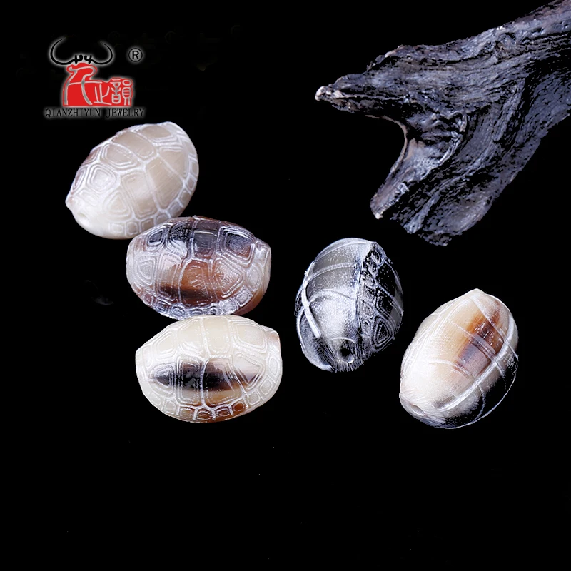 Natural yak horn carving turtle shell DIY hand string beads back cloud accessories. 
Natural yak horn carving turtle shell DIY hand string beads back cloud accessories.