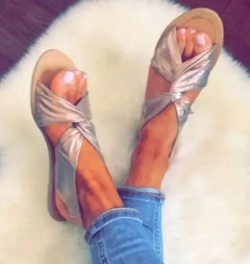 2019 Woman retro gladiator casual flats Summer new cross flat large size women's sandals comfortable light Beach sandals
2019 Woman retro gladiator casual flats Summer new cross flat large size women's sandals comfortable light Beach sandals