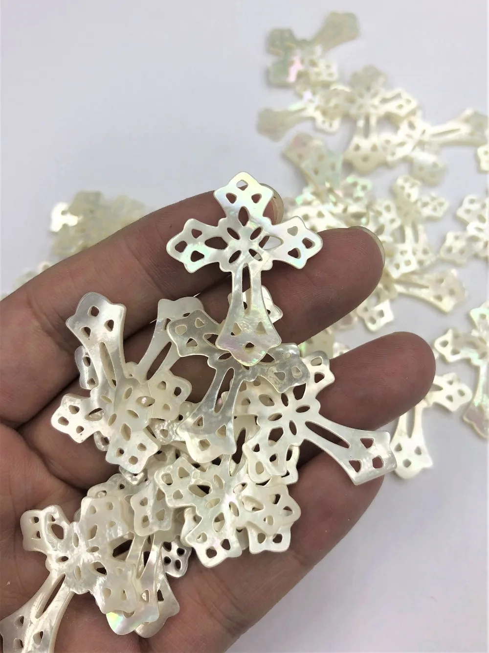 4pcs/lot Mother of Pearl Shell Deep-sea Cross beads Jewelry Making Beads Wedding Decoration Pendants Wholesale For DIY Necklace
4pcs/lot Mother of Pearl Shell Deep-sea Cross beads Jewelry Making Beads Wedding Decoration Pendants Wholesale For DIY Necklace