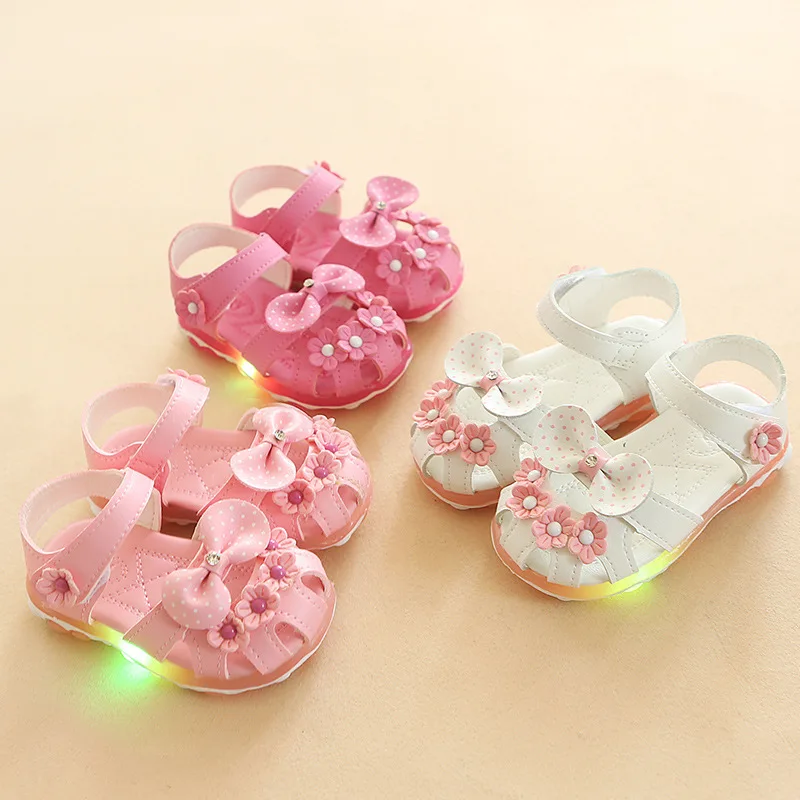 New baby girls sandals infant beach shoes LED lights up fashion summer kids shoes bowknot flowers princess shoes non-slip soft
New baby girls sandals infant beach shoes LED lights up fashion summer kids shoes bowknot flowers princess shoes non-slip soft