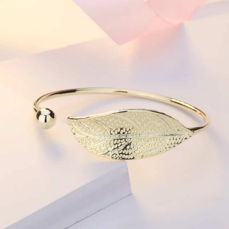 ZHOUYANG Bangles For Women Sweet Literary Elegant Fresh Leaf Shaped 4 Color Charm Open Bracelet Gift Fashion Jewelry KAH139
ZHOUYANG Bangles For Women Sweet Literary Elegant Fresh Leaf Shaped 4 Color Charm Open Bracelet Gift Fashion Jewelry KAH139