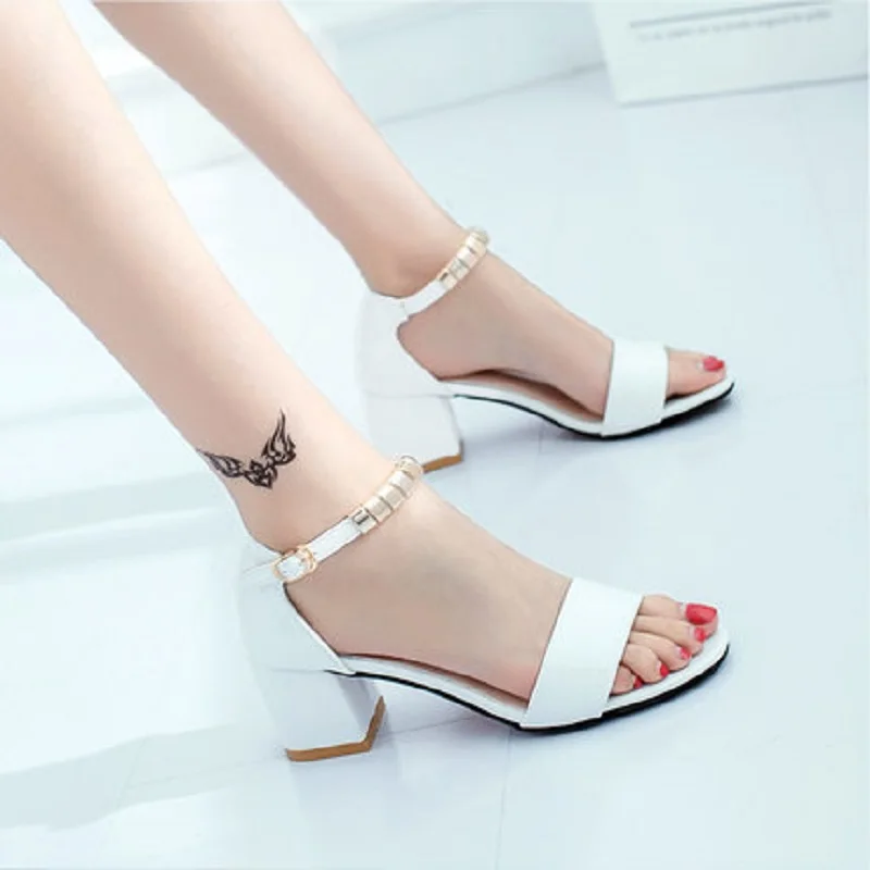 2019 new wild small fresh patent leather word buckle open toe with high heel sandals
2019 new wild small fresh patent leather word buckle open toe with high heel sandals