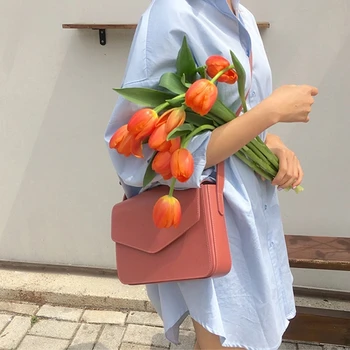 Minimalist niche design bag female 2020 spring and summer new Korean version of the simple square flip single shoulder Messenger
Minimalist niche design bag female 2020 spring and summer new Korean version of the simple square flip single shoulder Messenger