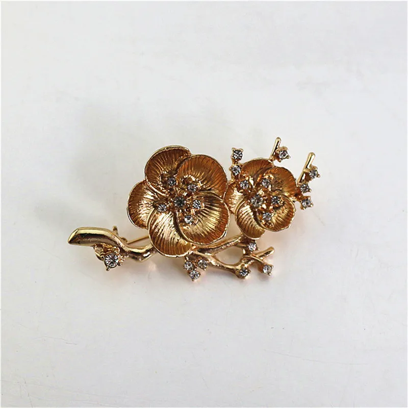 New Japanese and Korean style fashion gold inlaid semi-precious stones plum delicate personality brooch
New Japanese and Korean style fashion gold inlaid semi-precious stones plum delicate personality brooch