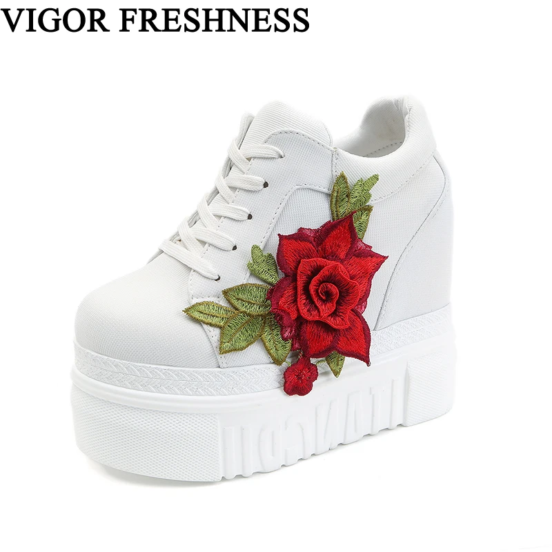 VIGOR FRESHNESS Shoes Women Platform Sneakers Canvas Shoes Vulcanized Flower Embroider Woman Shoes Super High Hidden Heels WY50
VIGOR FRESHNESS Shoes Women Platform Sneakers Canvas Shoes Vulcanized Flower Embroider Woman Shoes Super High Hidden Heels WY50