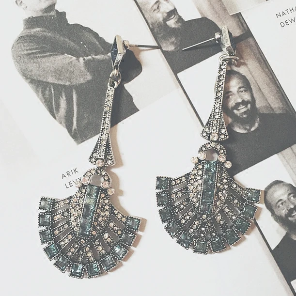 famous brand American retro party dinner blue exaggerated crystal Bohemia retro palace cute long earrings women girlfriend gift
famous brand American retro party dinner blue exaggerated crystal Bohemia retro palace cute long earrings women girlfriend gift