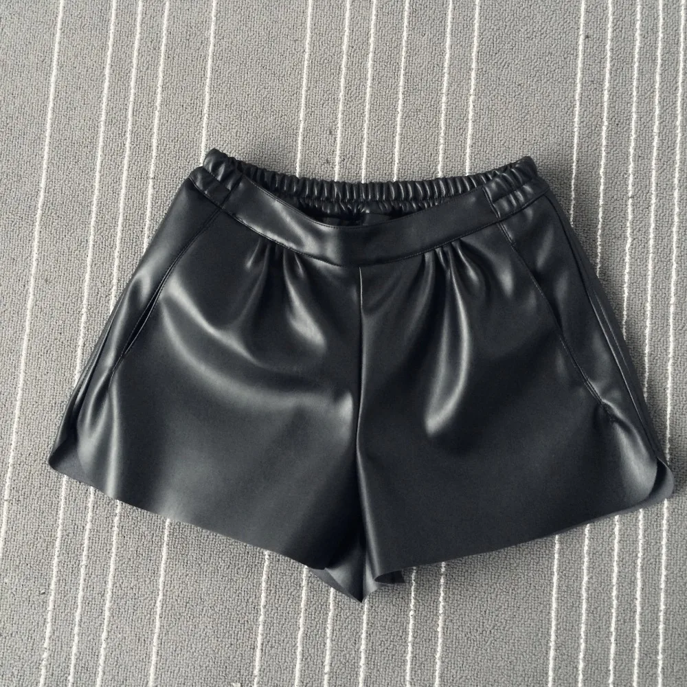 2016 New Summer Women Elastic Waist PU leather Black Shorts Female Celebrity same Loose Fashion Women Casual Shorts
2016 New Summer Women Elastic Waist PU leather Black Shorts Female Celebrity same Loose Fashion Women Casual Shorts
