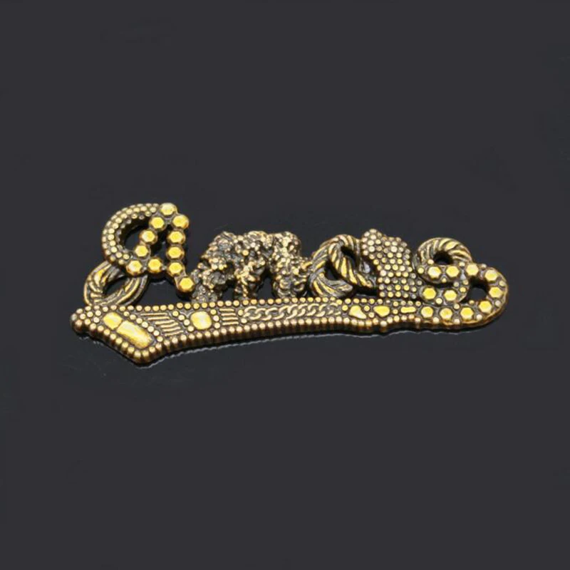 Custom Zinc Alloy Diamond Brand Metal Labels for Garment, Small Nameplate, Trademark Tags, Sewing on Clothes
Custom Zinc Alloy Diamond Brand Metal Labels for Garment, Small Nameplate, Trademark Tags, Sewing on Clothes