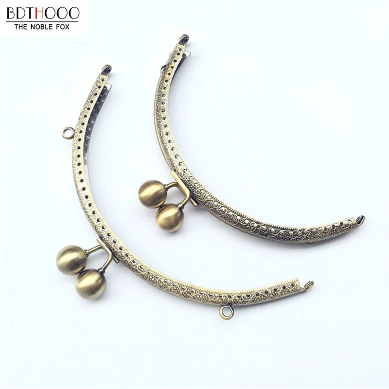 15.5 cm DIY Clutch Bag Frame Semicircle Metal Purse Frame Handle Handbag Accessories Making Kiss Clasp Lock for Bag Accessories
15.5 cm DIY Clutch Bag Frame Semicircle Metal Purse Frame Handle Handbag Accessories Making Kiss Clasp Lock for Bag Accessories