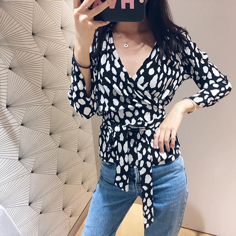 Women Shirt 2019 Spring and Summer Print V-neck Slim Tie with Long-sleeved Shirt
Women Shirt 2019 Spring and Summer Print V-neck Slim Tie with Long-sleeved Shirt