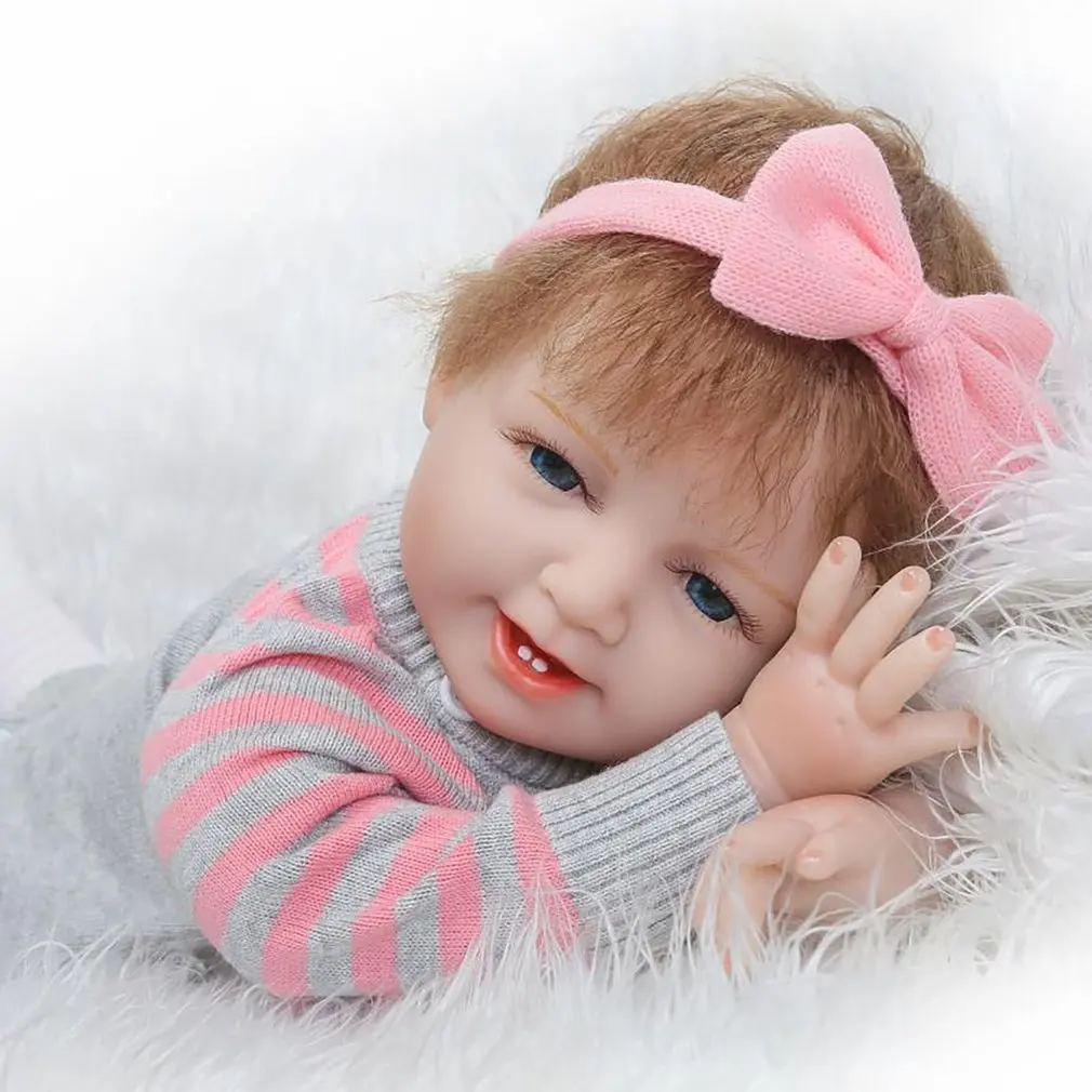 55CM Soft Silicone Reborn Baby Doll Cloth Body Alive kids Playmate Doll Gift For Girls Cute Reborn Doll Princess bonecas Toys 
55CM Soft Silicone Reborn Baby Doll Cloth Body Alive kids Playmate Doll Gift For Girls Cute Reborn Doll Princess bonecas Toys