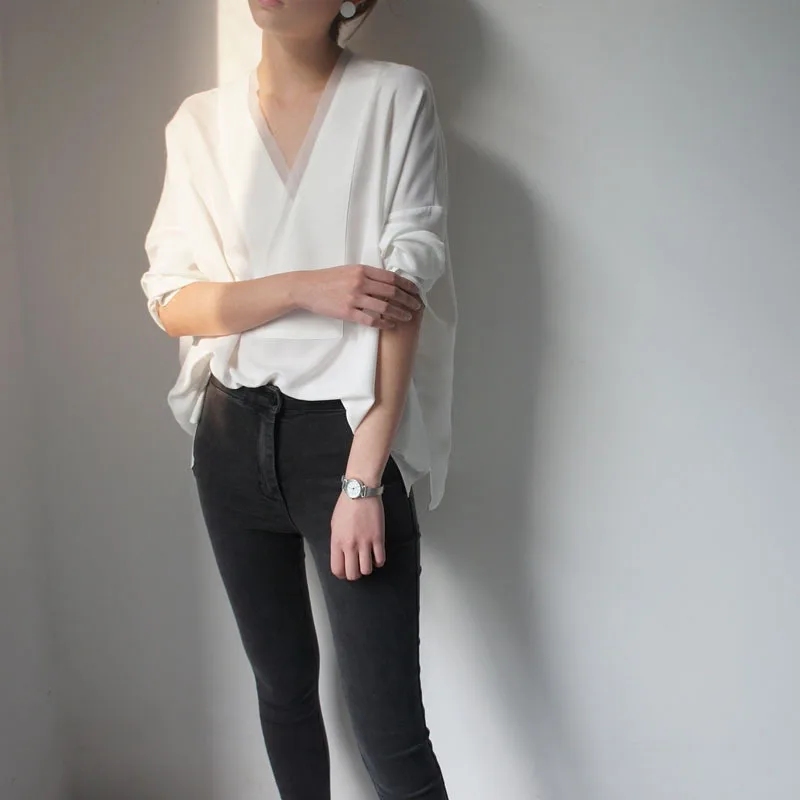 V-collared splice yarn long-sleeved white shirt loose thin fairy gas full elegant blouse girl
V-collared splice yarn long-sleeved white shirt loose thin fairy gas full elegant blouse girl