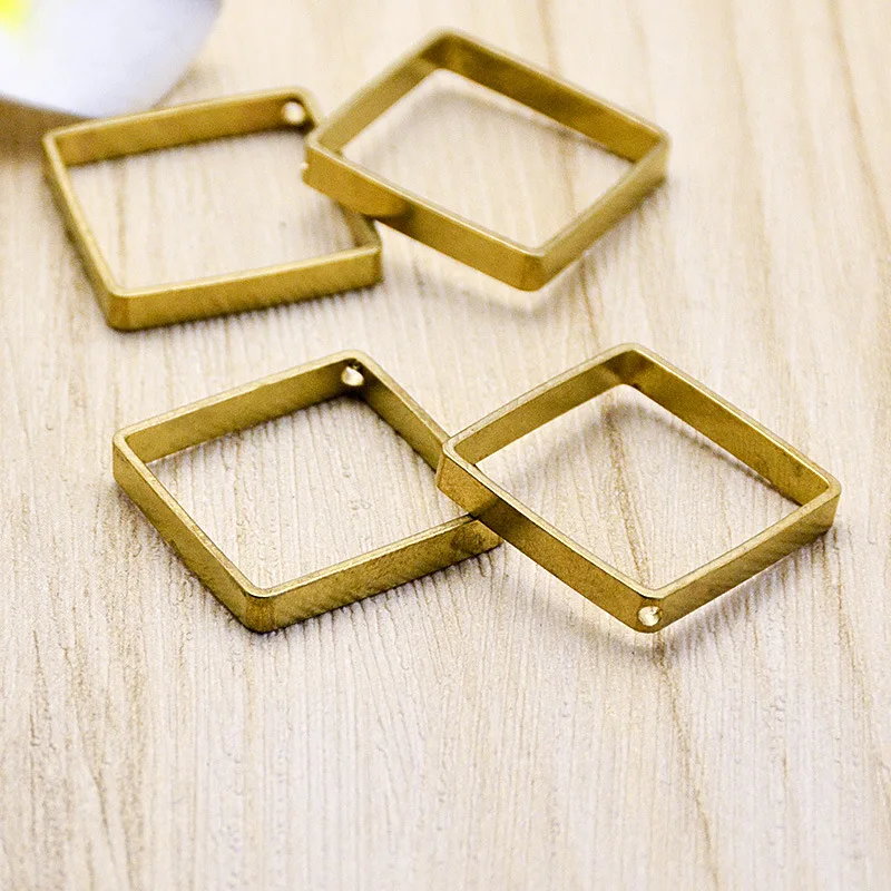 50pcs 20mm Copper material Hollow Square Charm Pendant for DIY Fashion Jewelry earring For Women Necklace Jewelry Making
50pcs 20mm Copper material Hollow Square Charm Pendant for DIY Fashion Jewelry earring For Women Necklace Jewelry Making