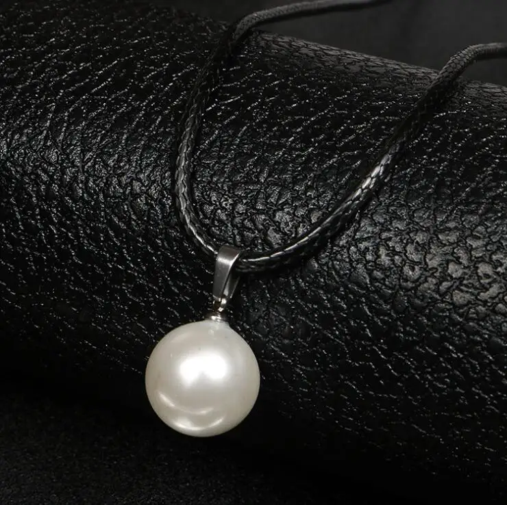 Korean version fashionable natural seawater shell beads round shell beads pendant
Korean version fashionable natural seawater shell beads round shell beads pendant