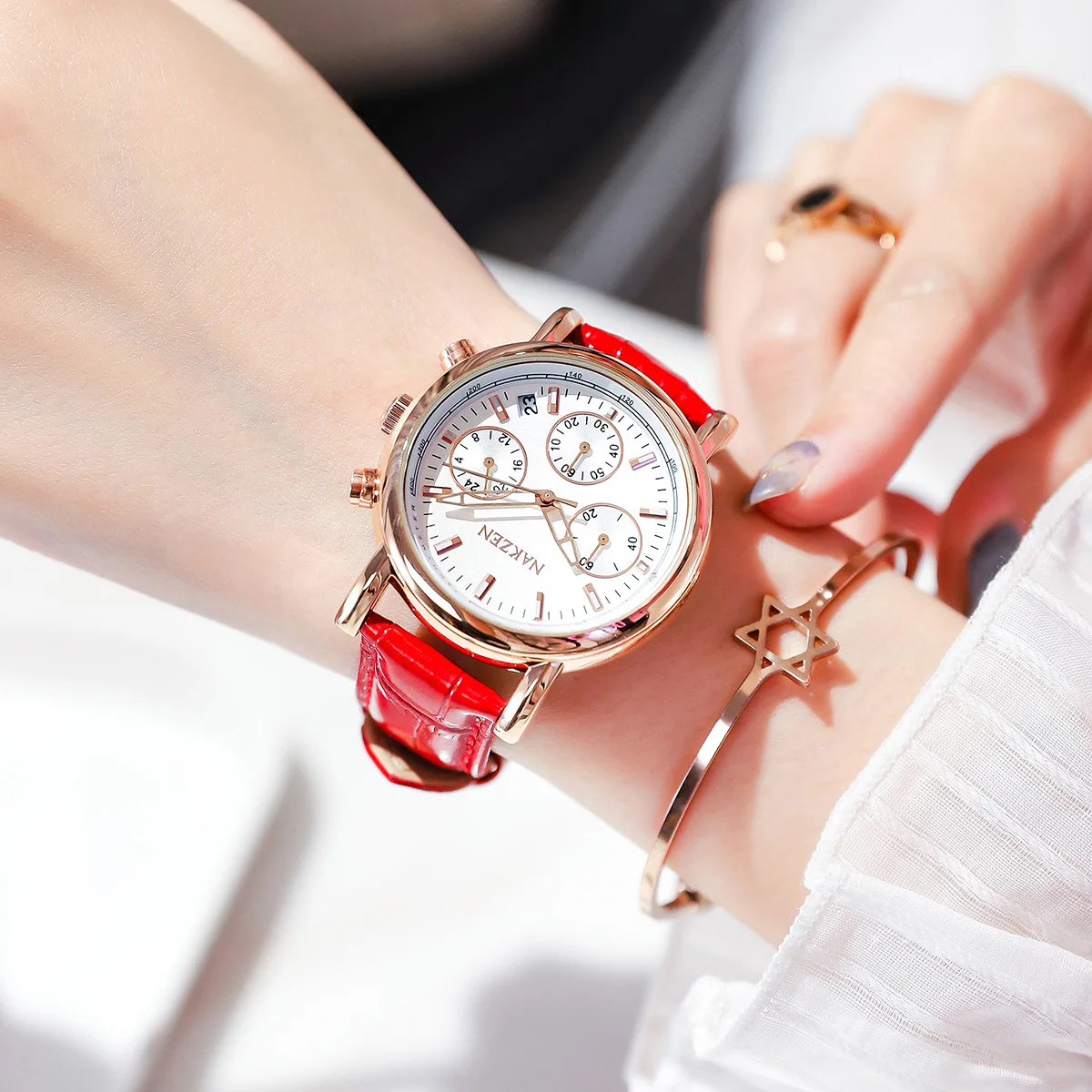 Brand fashion ladies watch Japanese movement three six-pin calendar 24 waterproof leather strap
Brand fashion ladies watch Japanese movement three six-pin calendar 24 waterproof leather strap