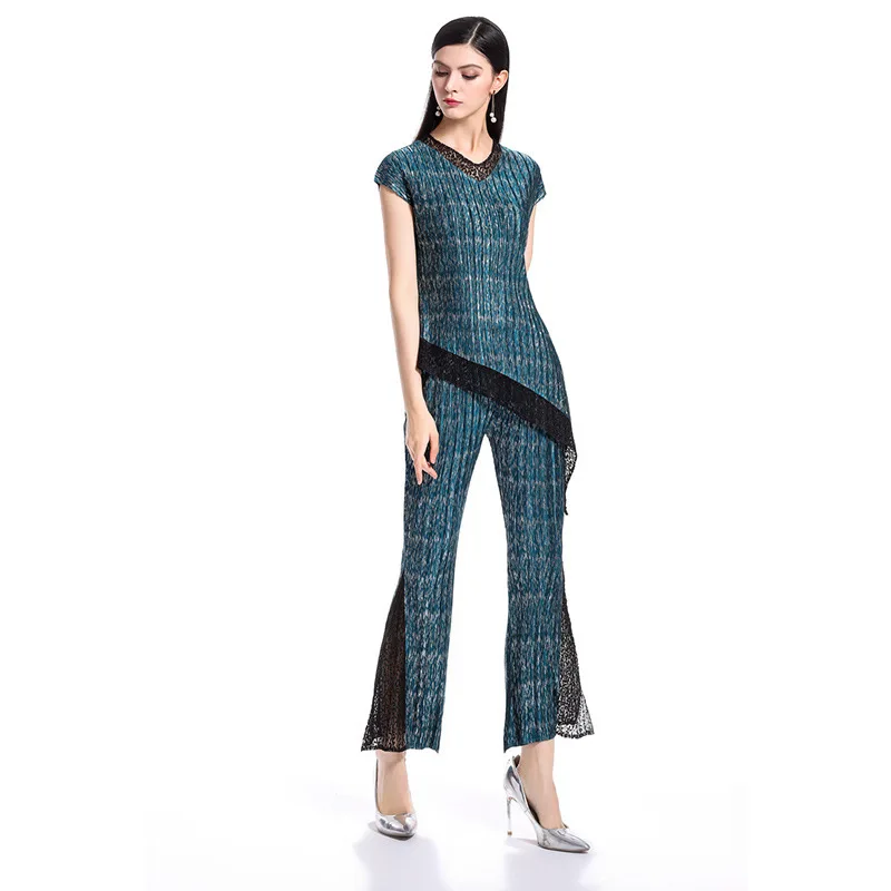 2018 Fashion Issey Miyake Lace Splice Two Piece Set V Collar Gold Line High-quality Original Pleated Suit Costume for Women
2018 Fashion Issey Miyake Lace Splice Two Piece Set V Collar Gold Line High-quality Original Pleated Suit Costume for Women
