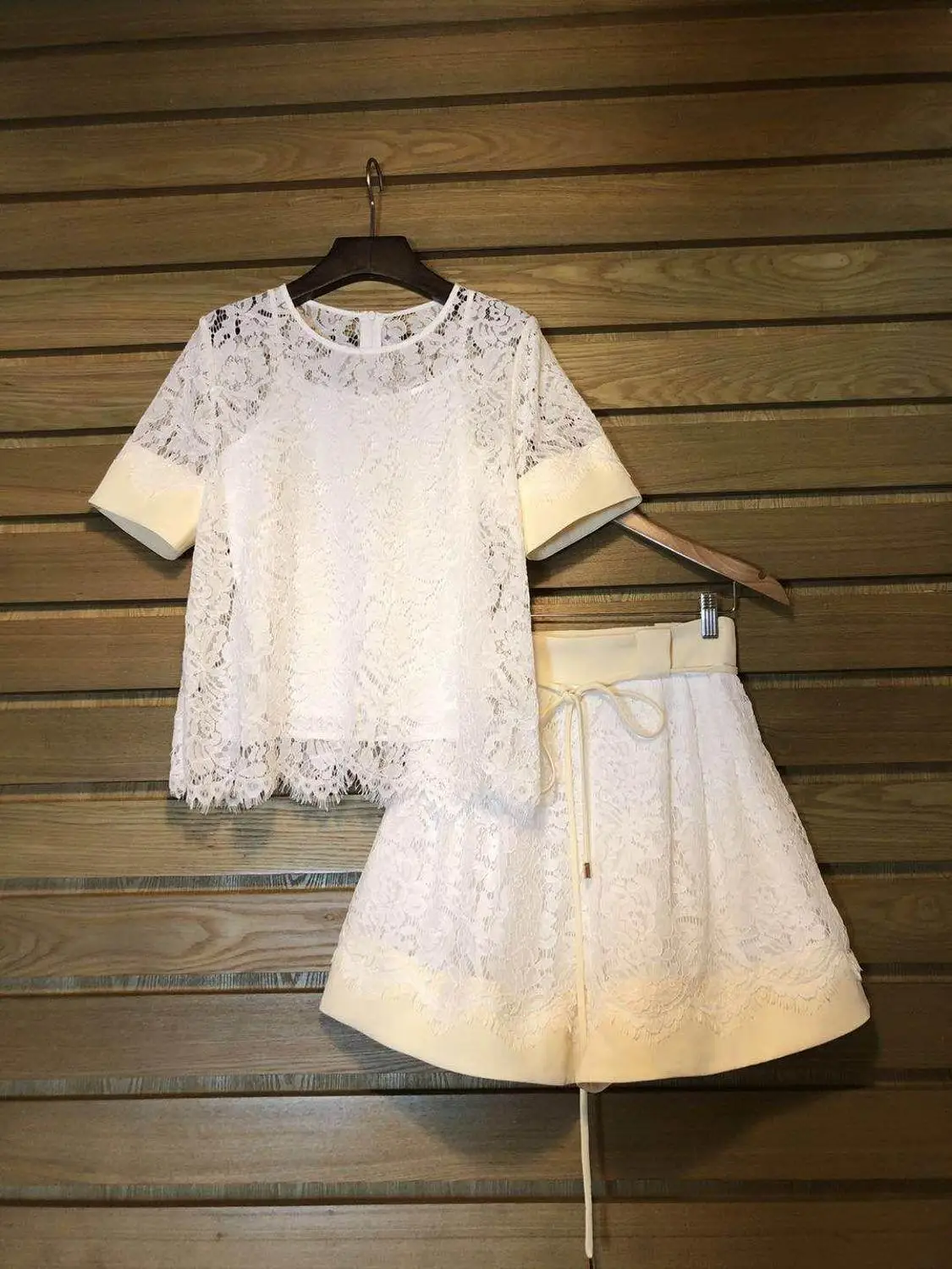 2019 Women's Fashion Set Lace Short Sleeve Top + Pleated Lace Shorts 2 Piece Set 0603
2019 Women's Fashion Set Lace Short Sleeve Top + Pleated Lace Shorts 2 Piece Set 0603