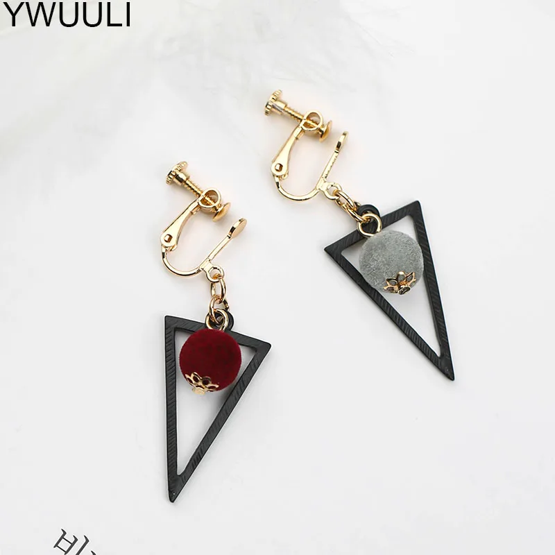 YWUULI Korean Geometric Triangle Clip Earrings for Women Plush Ball Pendant Ear Clips without Piercing Girls Ear Jewelry MJ52
YWUULI Korean Geometric Triangle Clip Earrings for Women Plush Ball Pendant Ear Clips without Piercing Girls Ear Jewelry MJ52