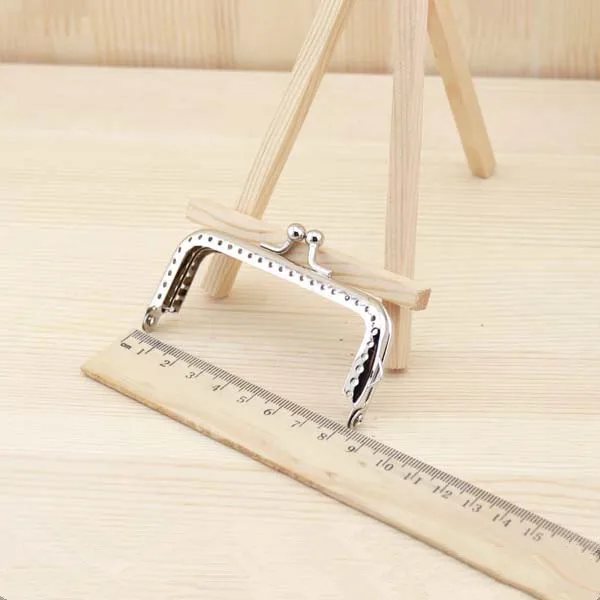 50pcs/lot 8.5 cm Silver tone Suqare Metal Purse Frame kiss clasp sewing Handle for diy Bag Craft bag making sewing
50pcs/lot 8.5 cm Silver tone Suqare Metal Purse Frame kiss clasp sewing Handle for diy Bag Craft bag making sewing