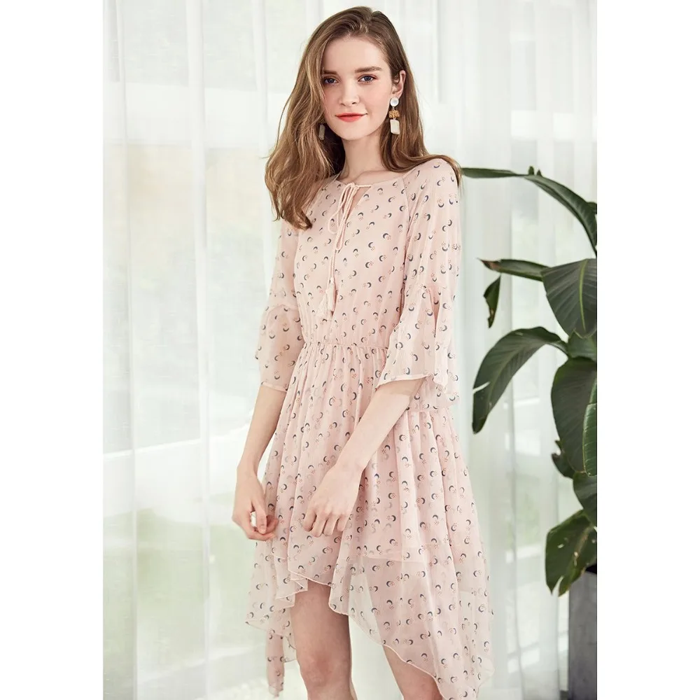 ARTKA 2019 Spring and Summer New Women Mini Moon Chiffon Cross Half Sleeves V-neck Irregular Hem Dress LA15283X
ARTKA 2019 Spring and Summer New Women Mini Moon Chiffon Cross Half Sleeves V-neck Irregular Hem Dress LA15283X